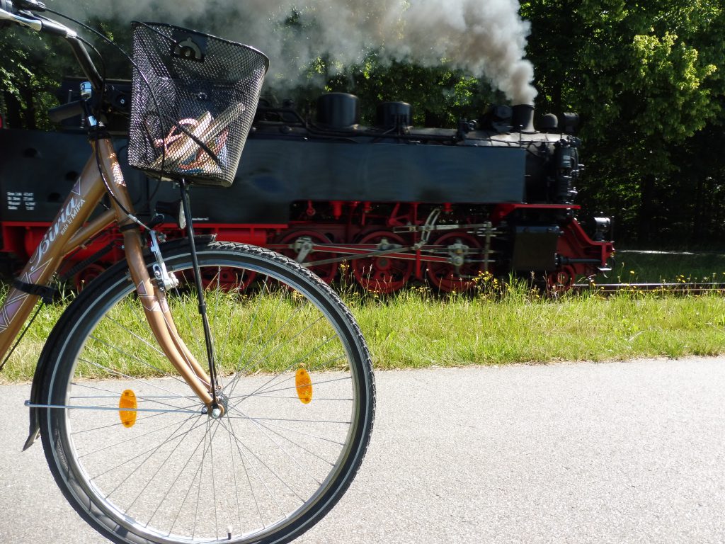 Ungleiches Duell: Rad gegen Molli ~ ZWEIKÜSTEN