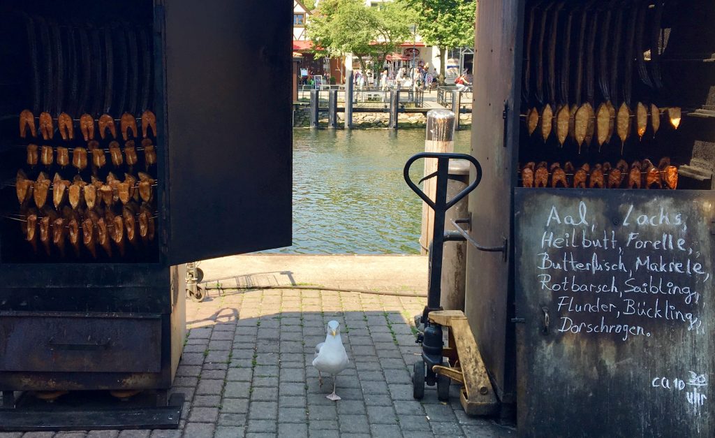 Räucheröfen auf dem Fischmarkt in Warnemünde