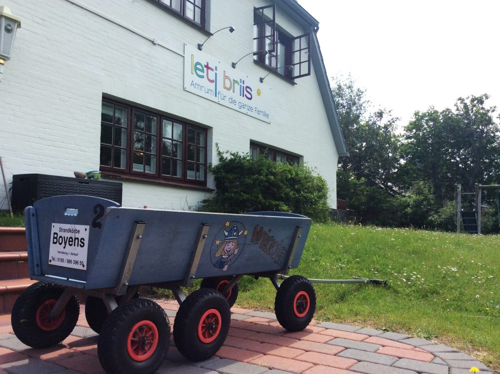 Bollerwagen vor der Hoteltür des Letj Briis