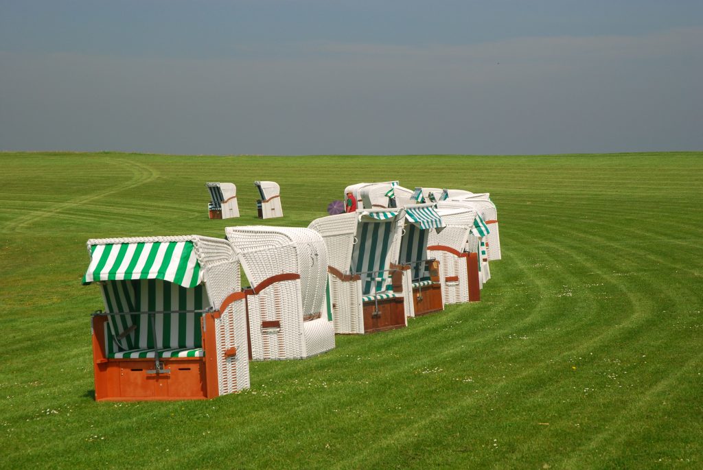 Auf Nordstrand stehen die Strandkörbe auf dem Deich