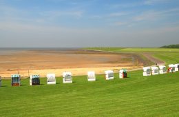 In Nordstrand stehen die Strandkörbe auf dem Deich