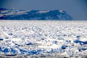 Blick von Rügen nach Hiddensee im eisigen Winter