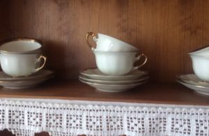 Goldhenkel und Spitzendeckchen – traditionell geht es zu im Café des Pharisäerhofs in Nordstrand
