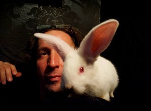 Robert Uhde mit weißem Kaninchen, Herrenhaus Vogelsang