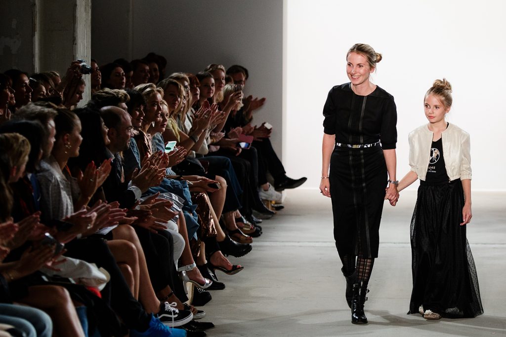 Maisonnoée-Designerin Sophie Oemus mit ihrer Tochter auf der Fashion Week Berlin 2017