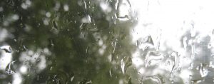 Regen am Fenster des Wohnmobils