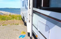 Havaianas vor Wohnmobil im Hafen von Gager auf Rügen