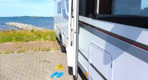 Havaianas vor Wohnmobil im Hafen von Gager auf Rügen