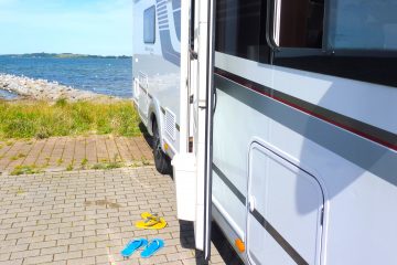 Havaianas vor Wohnmobil im Hafen von Gager auf Rügen