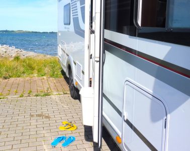 Havaianas vor Wohnmobil im Hafen von Gager auf Rügen