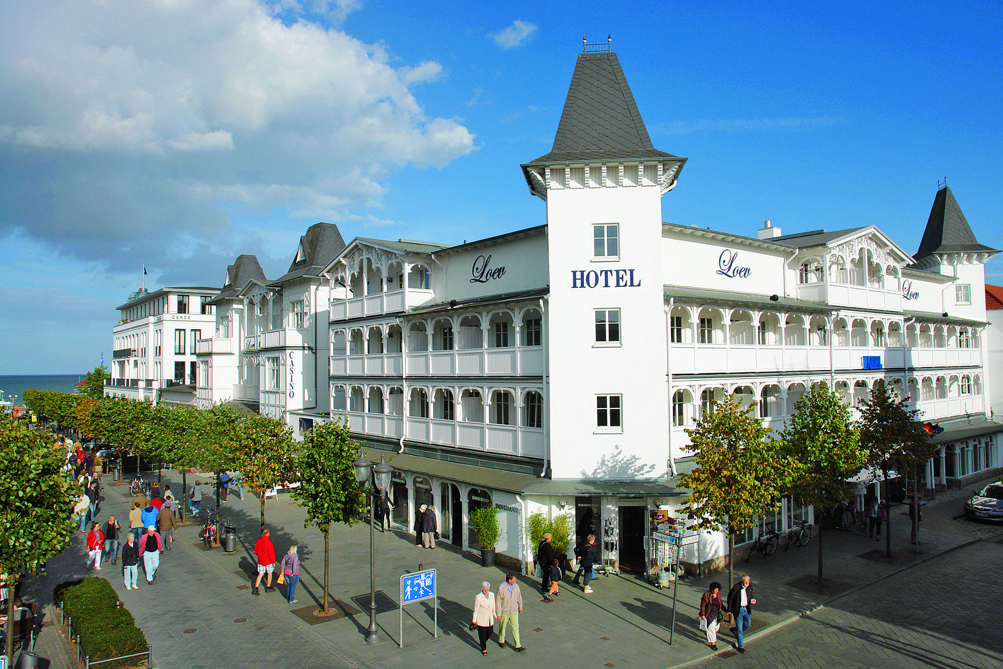 Das Hotel Loev liegt direkt an der Hauptflaniermeile von Binz