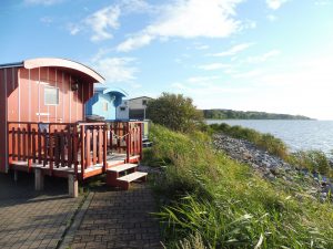 In diesem Badewagen kann man schlafen – Hafen von Gager