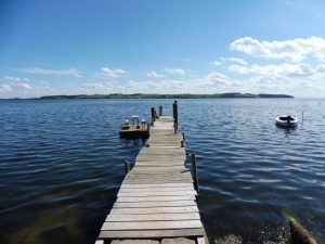 Blick über den Bodden auf die Zickerschen Berge, vom Imbiss Ahoi Marie in Alt-Reddevitz auf Rügen