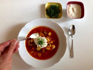 Fischsoljanka mit saurer Sahne und Dill