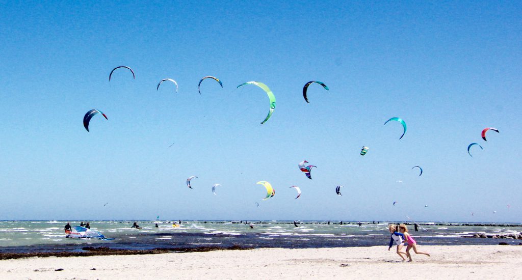 Kitesurfer am Strand am Grünen Brink von Fehmarn