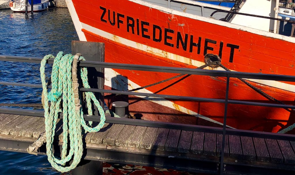 Zufriedenheit in Warnemünde Fischerboot