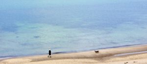 Frau mit Hund am Strand in Kühlungsborn