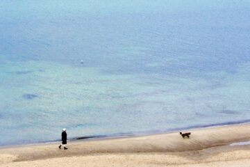 Frau mit Hund am Strand in Kühlungsborn