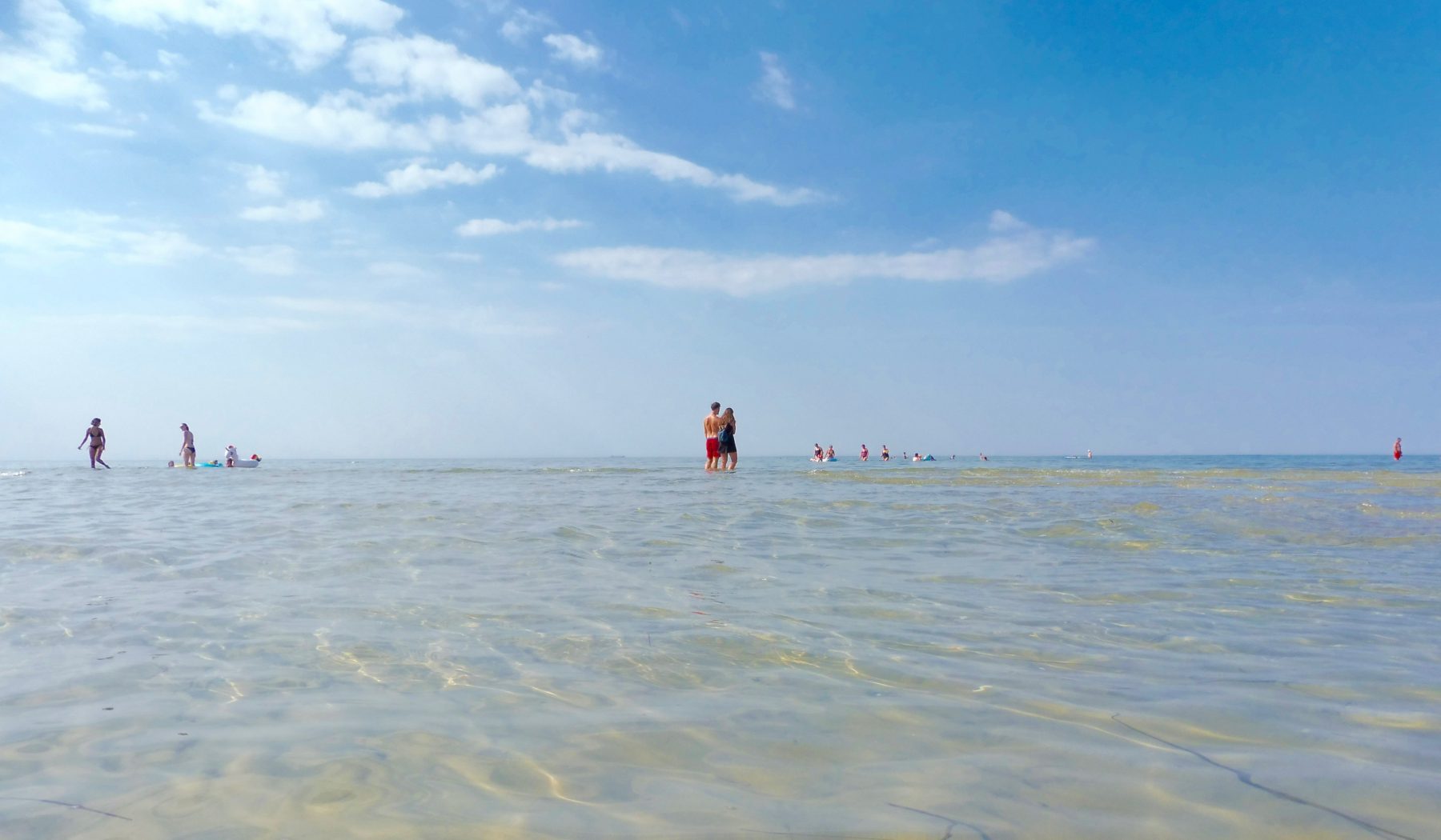 Der Strand von Gollwitz ist ein Paradies für alle, die sich ins Meer legen wollen wie in eine Badewanne. © jes/zweikuesten