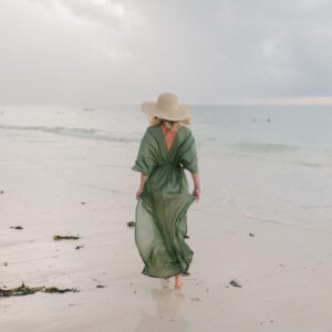 Frau am Strand mit langem Kleid
