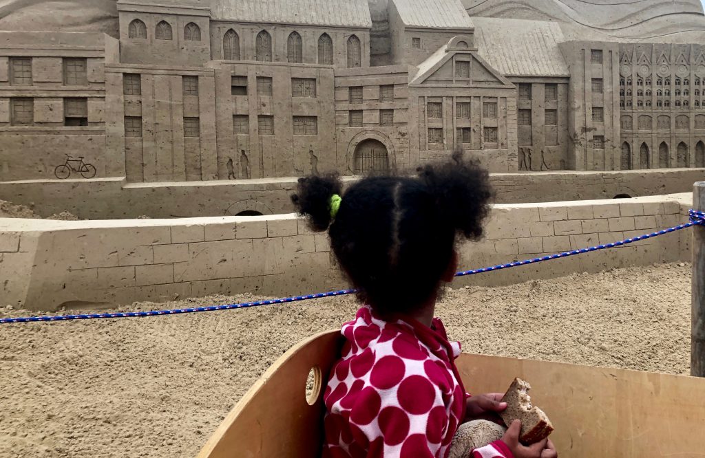 Altstadt von Stralsund aus Sand beim Sandskulpturenfestival in Binz auf Rügen