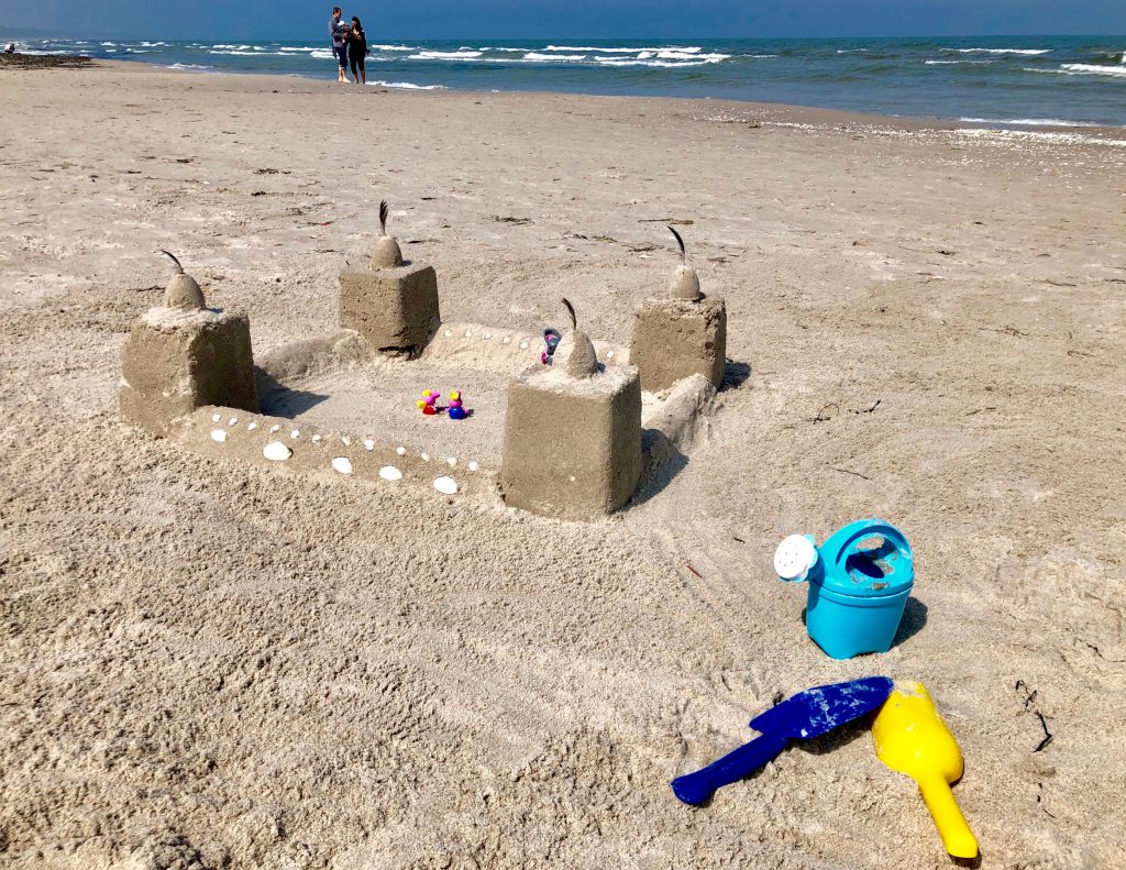 Sandburg am Strand von Binz auf Rügen