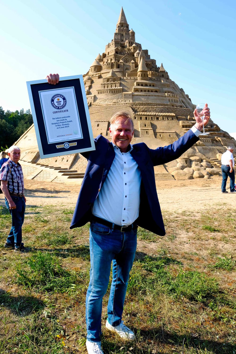 Thomas van den Dungen vom Sandskulpturenfestival in Binz vor der höchsten Sandburg der Welt