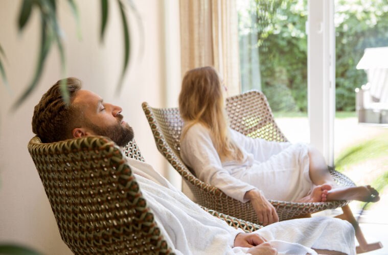 Zwei Menschen entspannen im Spa des Hotels Strandhafer bei Warnemünde
