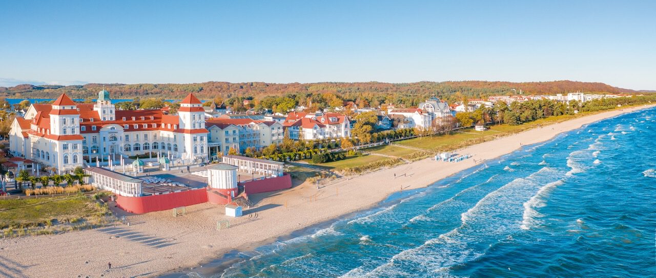 Blick auf das Kurhaus am Strand von Binz