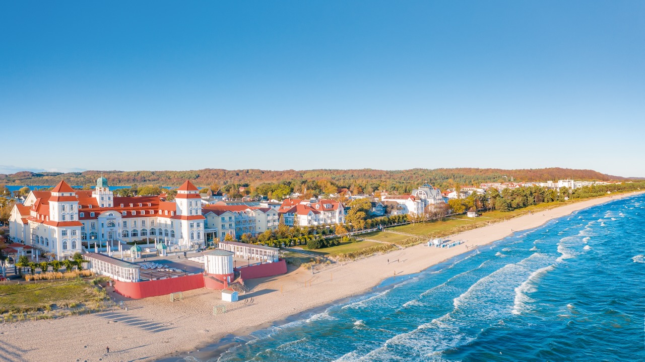 Blick auf das Kurhaus am Strand von Binz