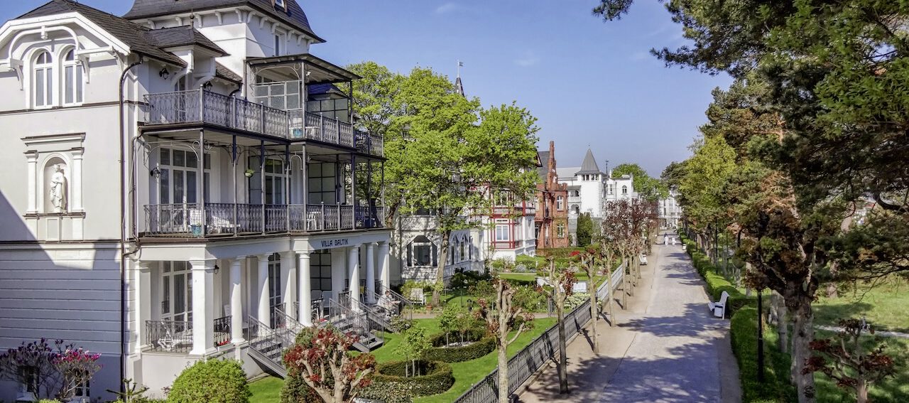 Blick auf Villa auf Prommenade in Binz