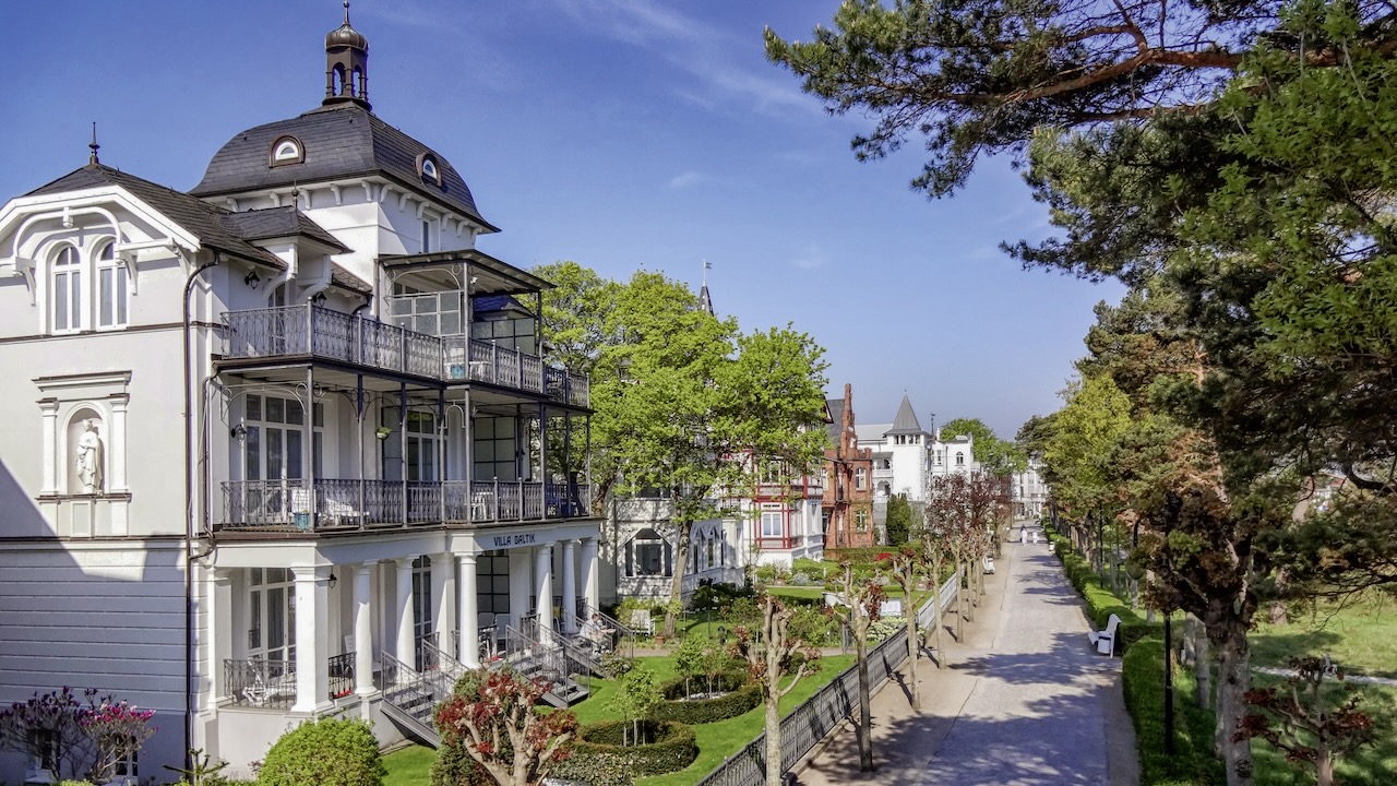 Blick auf Villa auf Prommenade in Binz