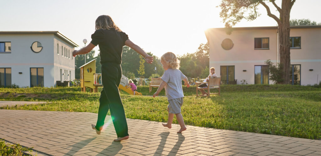 Frau und Kind auf dem Gelände des Familienresorts.