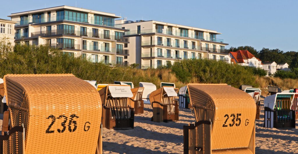 Strandkörbe vor dem Beachhotel in Bansin